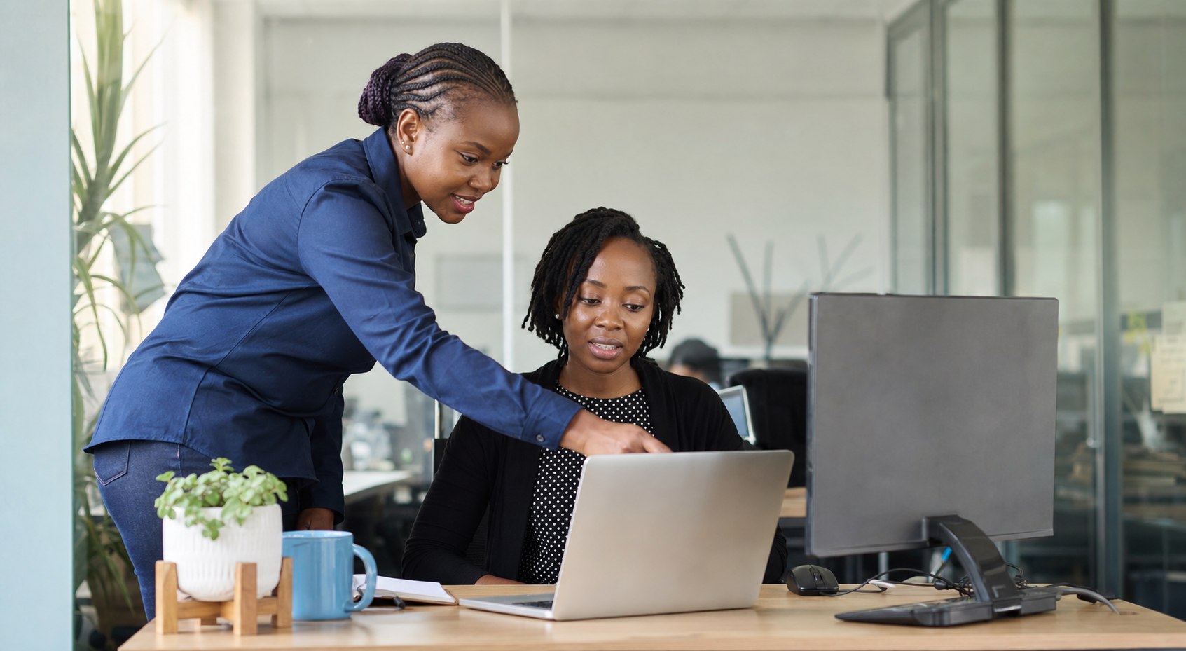 Emos IT support specialist helping a business user